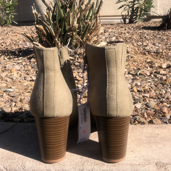 NWT Old Navy faux Suede Beige Ankle Boots! Comfortable AND Stylish! Size 9. - Picture 6 of 8